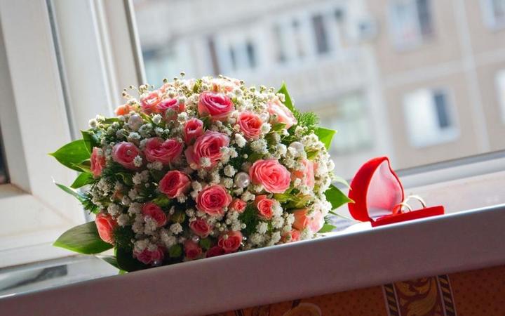 دسته گل قرمز عروسی