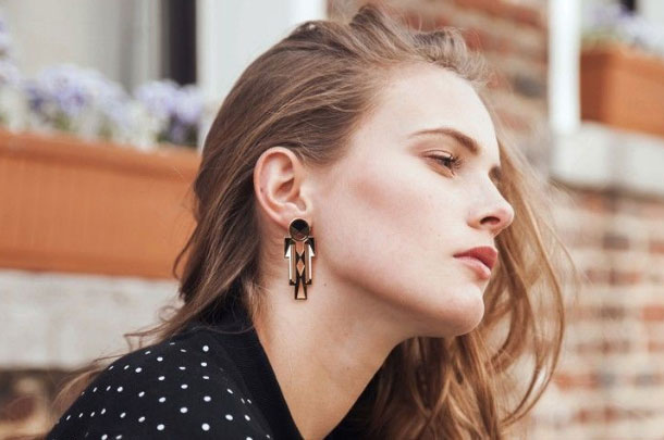 گوشواره برروی گوش یک زن